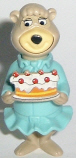 1996 Yogi Bear 1 - Cindy mit Torte - zum Schließen ins Bild klicken