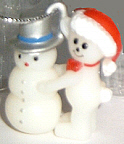 Weihnachtsanhänger - Bär mit Schneemann - zum Schließen ins Bild klicken